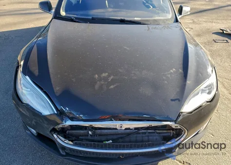 2014 Tesla Model S z USA, uszkodzony, nr VIN 5YJSA1H13EFP52308